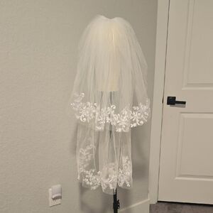 Elegant White Bridal Veil with Lace Trim